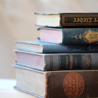 影视馆安全专题作者在整理虚假播放页截图对比资料，桌面摊开多份标注笔记