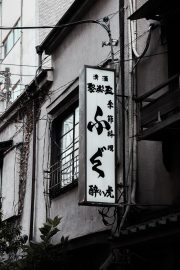 日本动漫剧场版海报，少女站在海边望向远方，夕阳将天空染成橘红色，动漫电影免费观看
